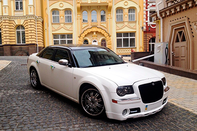 Престижный седан Chrysler C300 BLACK BIZON на прокат в Киеве