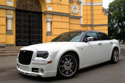 Престижный седан Chrysler C300 BLACK BIZON на прокат в Киеве